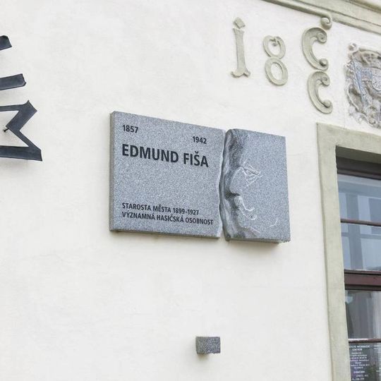 Pamětní deska Edmunda Fišy na muzeu v Bystřici nad Pernštejnem