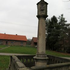 Boží muka s trojičním motivem