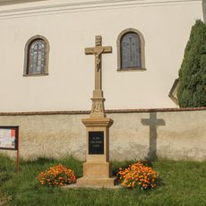 Kříž v Horce nad Moravou před kostelem