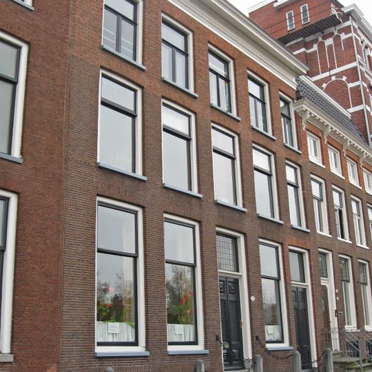 Vijf traveeën breed pand met twee ingangen