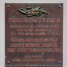 Pamětní deska Pátera Františka Ferdy na budově děkanství ve Spáleném Poříčí