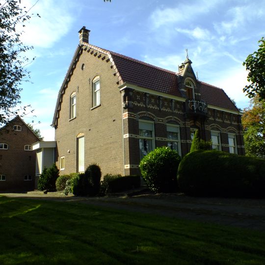 Complex Grinsel 83: poort