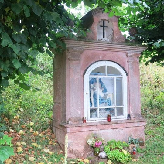 Kaplička naproti domu 19 v Kyjích u Jičína