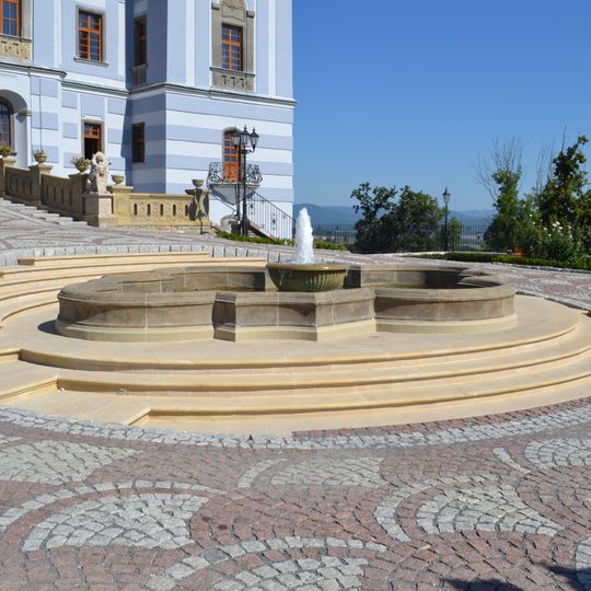 Kaštieľ Halič s areálom, fontána