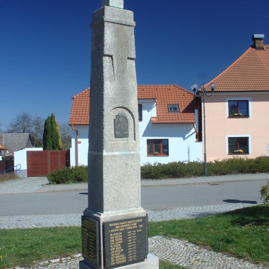 Pomník padlým na náměstí v Lukavci