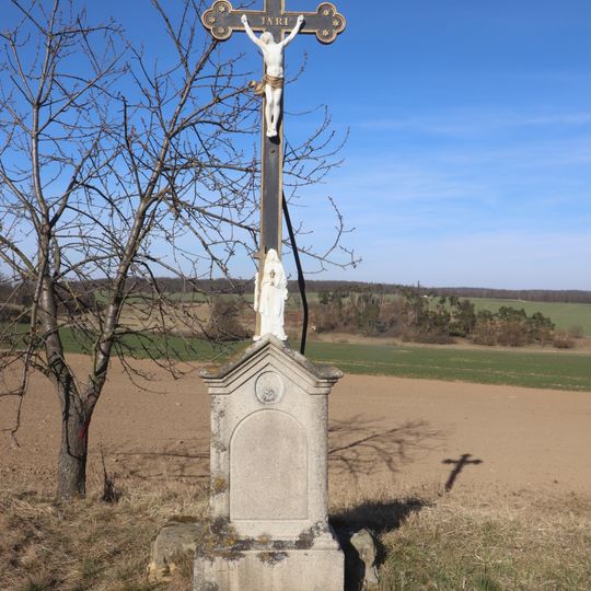 Kříž u silnice 400 u Hostimi