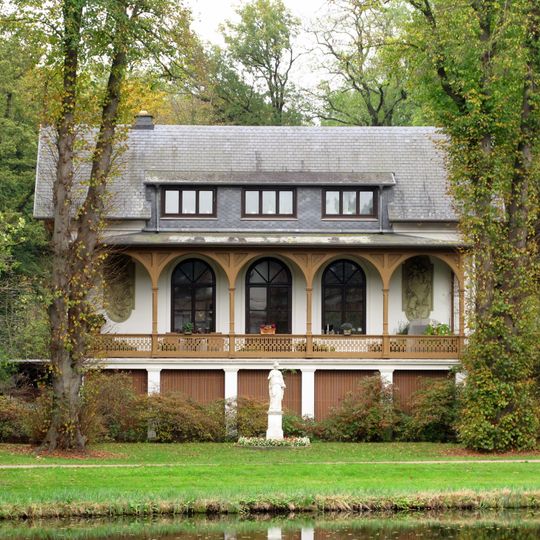 Meiereivilla mit Rundscheune