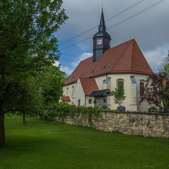 Einzeldenkmale der o. g. Sachgesamtheit: Kirche mit Einfriedung, Kriegerdenkmal des Zweiten Weltkrieges, Epitaph an der Kirchenwand sowie Familiengrab Sparmann Am Oberen Bach -