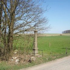 Kříž východně od Lomu