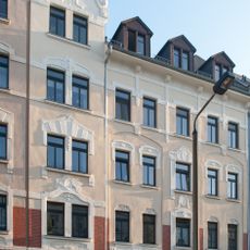 Mietshaus in geschlossener Bebauung mit Vorgarten Henriettenstraße 75