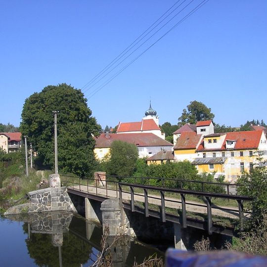 Most přes výpusť rybníka Papírník v Postupicích