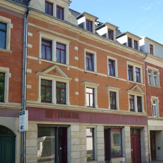 Mietshaus in geschlossener Bebauung mit zwei Läden und Hofdurchfahrt Röderstraße 12