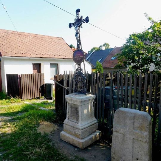 Kříž proti domu čp. 90 ve Štokách