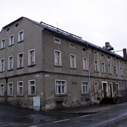 Ehemaliges Erbgericht; Gasthof und dahinter liegender Granittrog Dresdener Straße 9