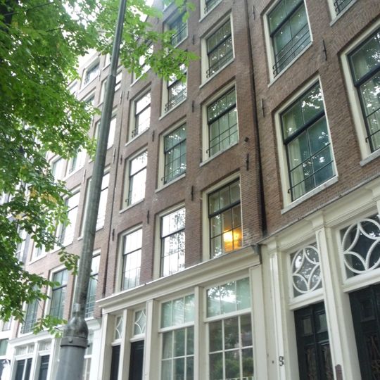 Pand met ingezwenkte halsgevel met vrouwenfiguur met wapen van enkhuizen onder de afdekking