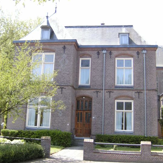 Pastorie met koetshuis annex catechisatiegebouw