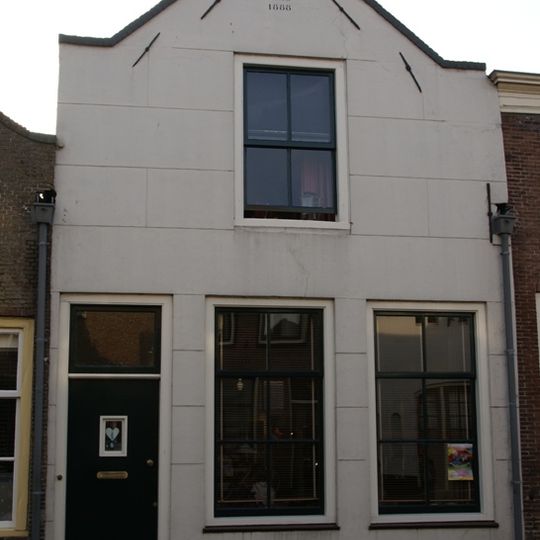 Huis met puntgevel met gewijzigde top