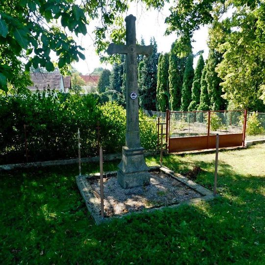 Kříž na návsi v Hulicích