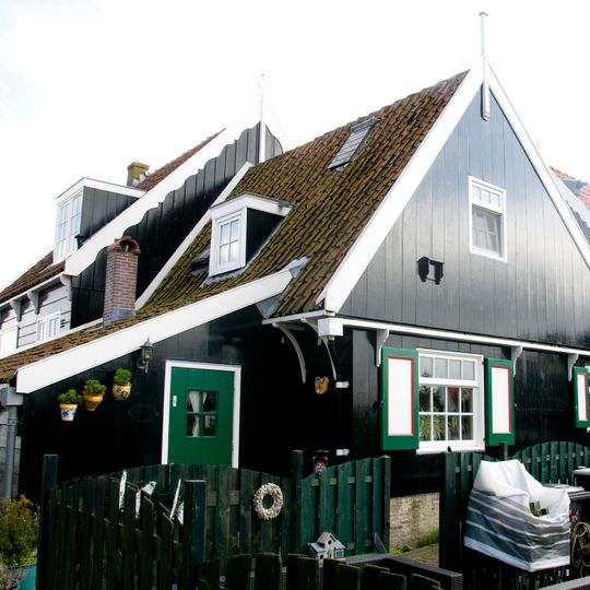 Kerkbuurt 157, Marken