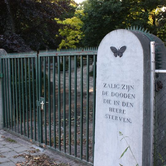 Zuidelijke zij-ingang bestaande uit twee hardstenen pijlers met daartusen dubbele gegalvaniseerde draaihekken