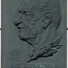 Pamětní deska Josefa Bohuslava Foerstera u brány do hradu Valdštejn
