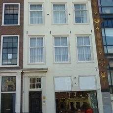 Pand met eenvoudige 18e-eeuwse gevel met deuromlijsting en rechte kroonlijst