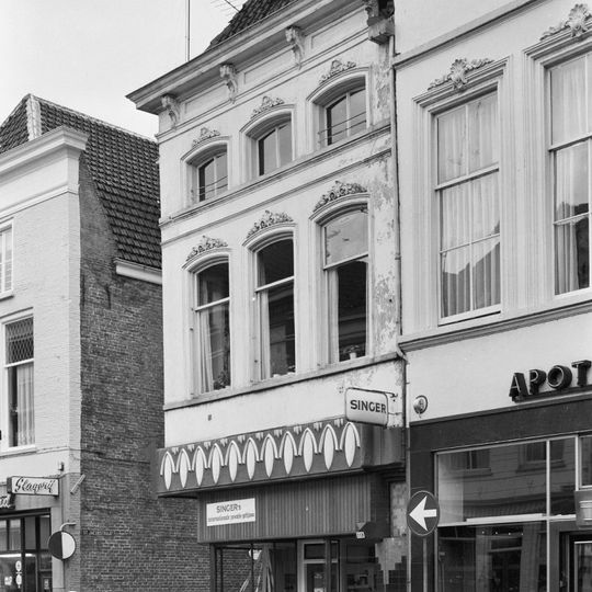 Hoekpand met gepleisterde lijstgevel en Art Deco-winkelpui