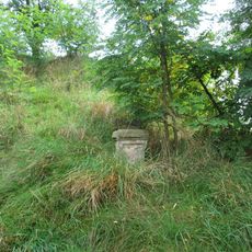 Kříž jihovýchodně od Radnic na rozcestí