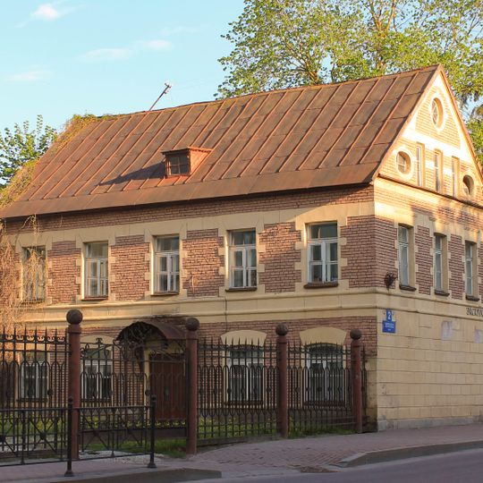 Дом в стиле «модерн» с оградой