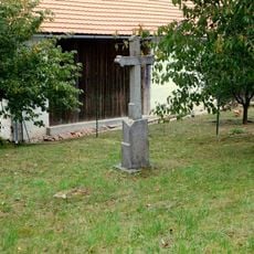 Kříž v zahradě domu čp. 32 v Otročicích
