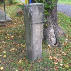 Milník na rozcestí ve východní části Proboštova