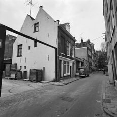 Huis onder twee dwarse daken achter elkaar