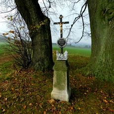 Kříž u silnice západně od Chýšky