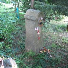 Kříž v zahradě domu 184 v Mikulášovicích