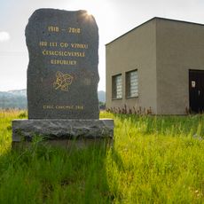 Památník vzniku republiky v Chromči naproti  sokolovně