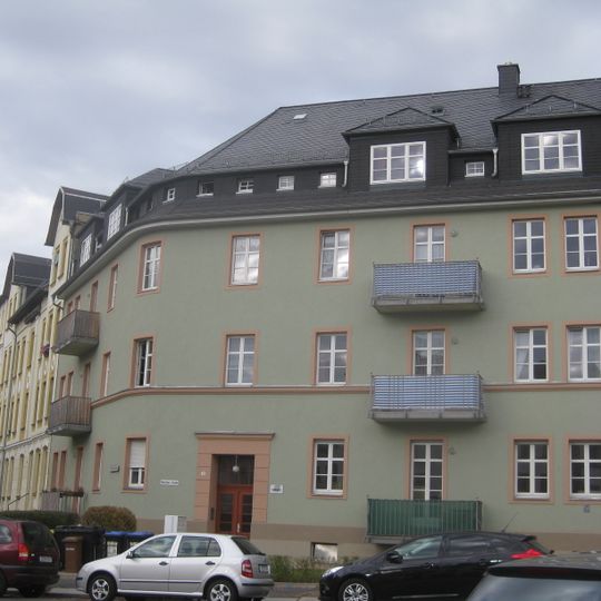 Mietshaus in geschlossener Bebauung in Ecklage mit Vorgarten Münchner Straße 13