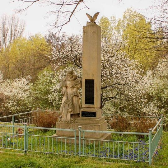 Pomník padlým v Cakově před kaplí