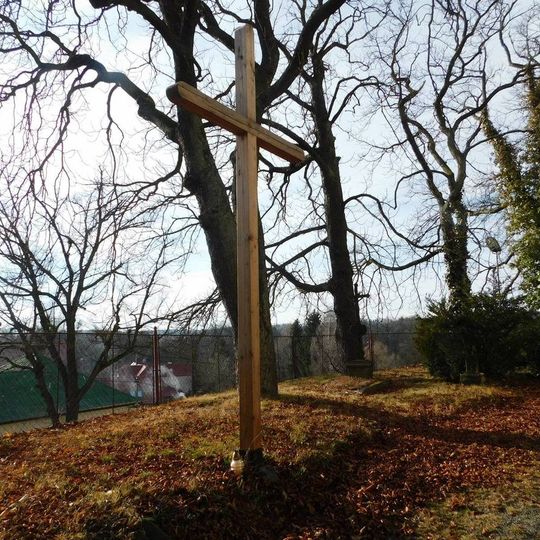 Kříž u kostela ve Velkých Popovicích