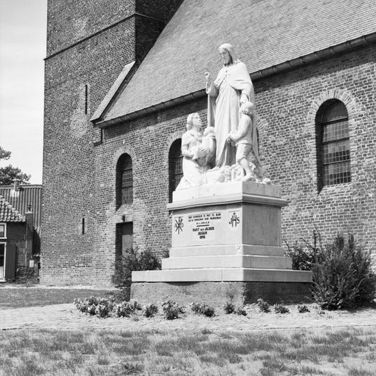 Statue of Sacred Heart of Jesus Christ