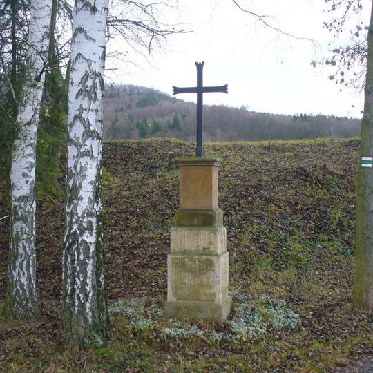 Kříž na rozcestí na jižním okraji Pnětluk