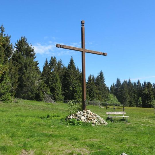 Kříž u rozcestí pod Královkou v Bedřichově