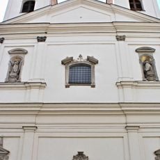 Sochy světců nahoře na průčelí kostela svatého Michala v Brně