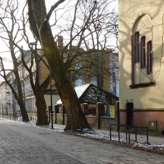 Ogrodzenie budynku przy ul. Szarych Szeregów 1 w Słupsku