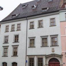 Der goldene Anker; Wohnhaus in geschlossener Bebauung, mit Hauszeichen: Schild mit „Goldenem Anker“ auf blauem Grund Kränzelstraße 27