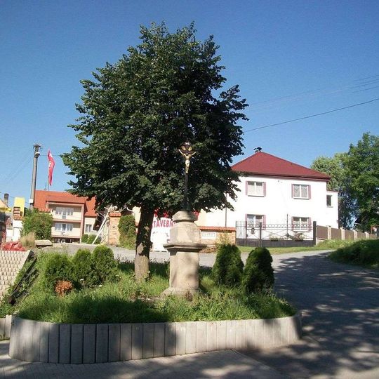 Kříž ve Štáhlavech u schodů