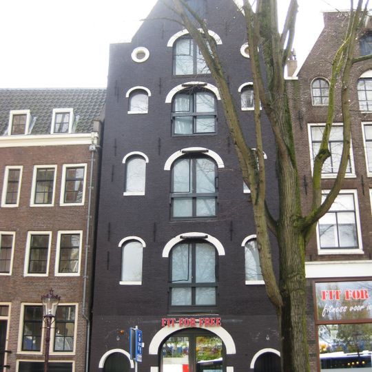 Pakhuis met op top na gave puntgevel