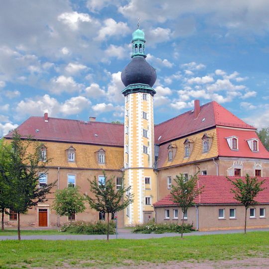 Einzeldenkmal der Sachgesamtheit Rittergut Hof: Neues Schloss Am Dorfplatz 2