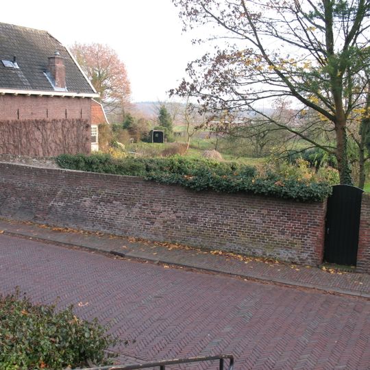 Tuinmuur tussen Nederstraat 13 - 17, Amerongen