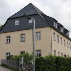 Pfarrhaus und Seitengebäude des Pfarrhofes Am Markt 10