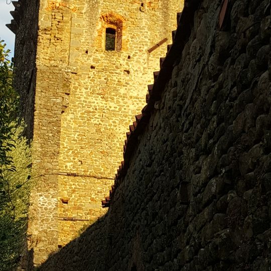 Avanzi delle mura, porte e fortezza